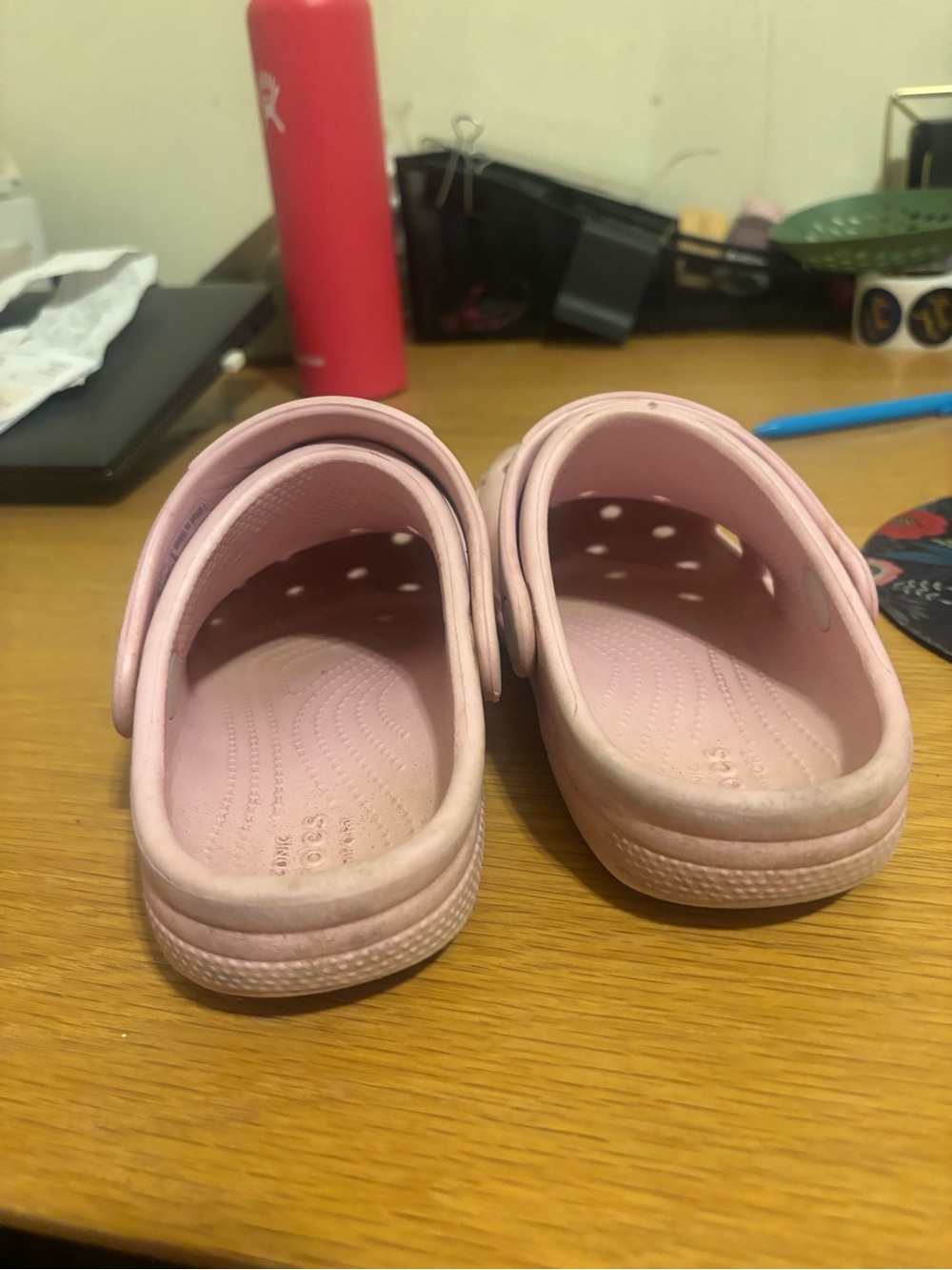 CROCS Kids Classic Clog in Pale Pink J1 - Picture 2 of 7